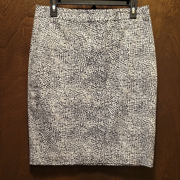 Banana Republic Dresses & Skirts - NWT Banana Republic Black & White Skirt